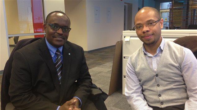 Chase L. Cantrell et Albert Nsabiyumva ont échangé leur perception sur le fait d'être noir au Canada et aux États-Unis.