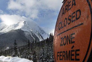 تحذر لافتة معلقة في حديقة Glacier  العامة في مقاطعة بريتيش كولومبيا المتنزهين بأن الممر (الدرب) مغلق بسبب انهيار جرف ثلجي تسبب بمقتل سبعة شبان قبل ساعات قليلة. ((Adrian Wyld/Canadian Press  