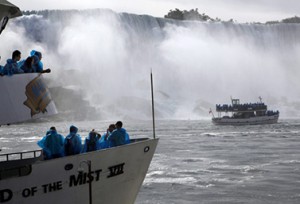 قوارب Maid of the Mist  التي تسمح بالاقتراب من شلالات نياجارا. الأول بدأ العمل ابتداء من عام 1846 (كنديان برس)