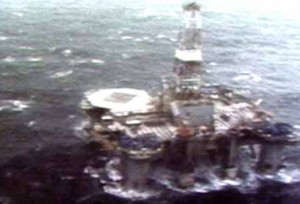 ليل الخامس عشر من فبراير شباط 1982 ووسط عاصفة هوجاء غرقت المنصة العائمة Ocean Ranger تحت الأمواج ما تسبب بموت 84 شخصا من العاملين فيها. (CBC digital archives)