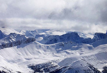 The Rocky Mountains in western Canada. Each year, an average of 14 Canadians are victims of an avalanche. (Adrian Scottow)