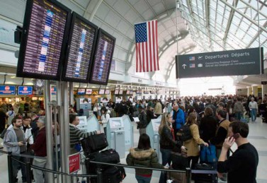 Pasajeros destino a Estados Unidos esperan para pasar por la aduana en el aeropuerto internacional del Toronto. (Frank Gunn/Canadian Press) 