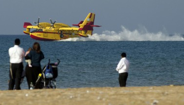 Un avión cisterna de Bombardier se reabastece de agua en el Mediterráneo, cerca de la ciudad de Haifa, en Israel. (Jack Guez/AFP) 