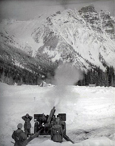 Una foto de los años 60 donde se ve a los militares provocando una avalancha en la carretera Transcanadiense (Parcs Canada) 