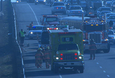 Escena de un choque relativamente menor en noviembre de 2012, en Sainte-Thérèse, al norte de la ciudad de Montreal. El accidente implicaba un camión de remolque y un autobús escolar. (Radio-Canada) 