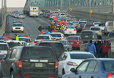 Automovilistas de la región de Montreal esperan para atravesar uno de los puentes que atraviesa el río San Lorenzo (Saint-Laurent). (Radio-Canada) 