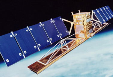 Lanzado en noviembre de 1995, el RADARSAT-1, primer satélite canadiense de observación de la Tierra, fue capaz de transmitir y recibir señales a pesar de las nubes, la niebla, el humo y la oscuridad. (Agencia Espacial Canadiense) 