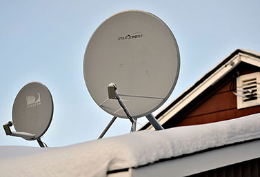 Antenas, platillos, de recepción para los televisores satelitales (Ian Stewart / CBC News) 