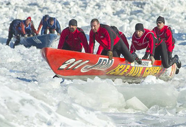 Personas que participan cada año en una carrera de canoas sobre hielo que se lleva a cabo en la ciudad de Quebec. (PC / Clement Allard)