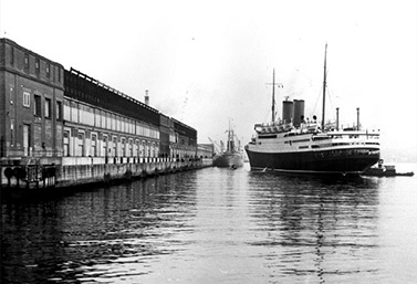 De 1928 a 1971, el muelle 21 era particularmente importante debido a que era la puerta de entrada de los inmigrantes. Bibliothèque d’Ottawa (Biblioteca de Ottawa)