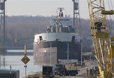 El barco espera la apertura de las esclusas en St. Catharines, provincia de Ontario. (Mark Chambers)