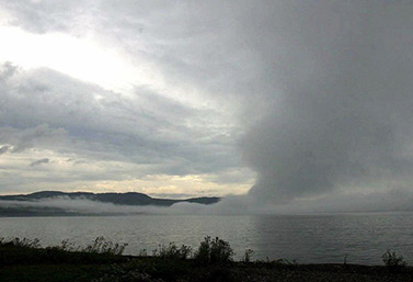 Una cortina de niebla se levanta sobre el lago Superior, uno de los cinco Grandes Lagos de Canadá. (Canadian Press)