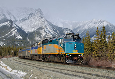 Vista de un tren moderno de pasajeros que atraviesa las Montañas Rocosas canadienses. (Timothy Stevens)