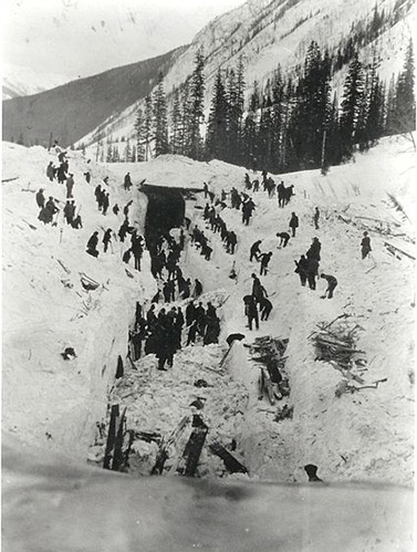 El 5 de marzo de 1910, empleados de las vía férrea transcanadiense trataban de despejar la vía y de desenterrar los cuerpos de los desdichados que fueron arrastrados por una avalancha. (Musée Revelstoke/Museo Revelstoke) 