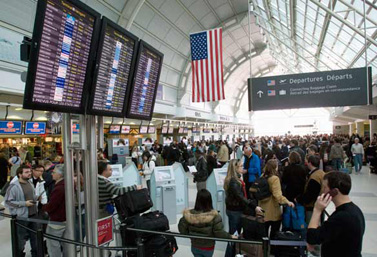 Des passagers en partance pour les États-Unis attendent de passer à la douane à l’aéroport international de Toronto. (Frank Gunn/Canadian Press) 