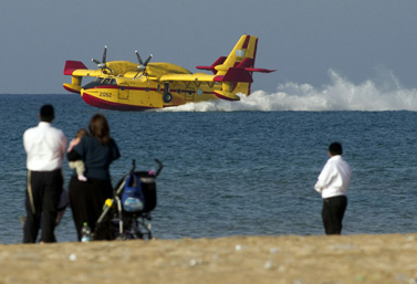 Un avion-citerne de Bombardier se réapprovisionne en eau dans la Méditerranée près de la ville de Haïfa, en Israël. (Jack Guez/AFP)