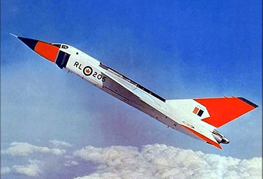 Pour contrer la menace soviétique dans le Grand Nord, le Canada crée dans les années 1950 l’avion de chasse le plus puissant du monde. Le CF-105 Arrow d’Avro peut voler deux fois plus vite que le son, soit à 2240 km/h, ce qui en fait l’appareil de combat le plus rapide jamais construit. (Archives Gouvernement du Canada) 