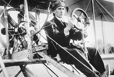 J.A.D. McCurdy pilote le Silver Dart à Baddeck, en Nouvelle-Écosse, le 23 février 1909. C’est le premier vol contrôlé du Canada. (Archives de la Ville de Toronto) 