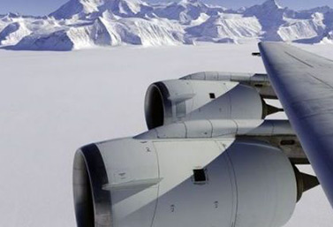 Vol en avion au-dessus des montagnes Rocheuses en Alberta, du côté de Banff. AFP/Michael Studinger