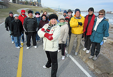 Malgré l’hiver, les Canadiens ont fait de la marche leur activité physique préférée. Ici, un groupe de citoyens de la ville de Windsor, en Ontario, a organisé une journée officielle de la marche. À l’arrière-plan, à droite, on aperçoit la ville américaine de Détroit. (CBC News)