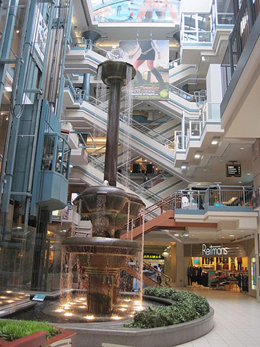 Le Montréal souterrain. À l’avant-plan, la fontaine de cuivre du Montreal Trust, la fontaine intérieure la plus haute de l’Amérique du Nord.