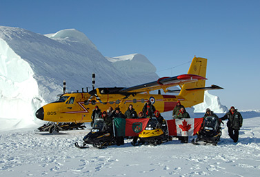 Des membres inuits des Rangers canadiens mis en place en 1947 pour surveiller le Grand Nord et alerter les militaires (Ministère de la Défense nationale)