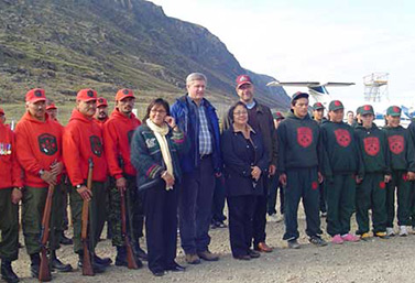 Le premier ministre canadien Stephen Harper lors d’une visite dans le territoire nordique du Nunavut, en août 2009. Il est entouré de quelques ministres et de plusieurs Rangers inuits. (Joanna Awa/CBC)