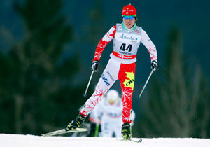 Emily Nishikawa est une grande athlète canadienne qui habite Whitehorse, dans les Territoires du Nord-Ouest. La voici lors d’une compétition dans la région de Canmore, en Alberta, en janvier 2013. (Jeff McIntosh/Canadian Press) 