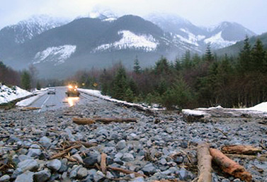 Un glissement de terrain a commandé la fermeture de l’autoroute 19 à 40 km au nord du Sayward River Bridge, dans l’île de Vancouver. (DriveBC)