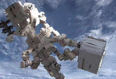 Dextre, la main canadienne photographiée près de la Station spatiale internationale en janvier 2013 (Canadian Press/NASA handout)