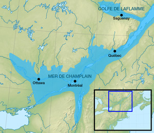 Approximation de la situation de la mer de Champlain, vaste étendue d’eau salée aujourd’hui disparue qui couvrait, peu après la dernière glaciation, les basses-terres du Saint-Laurent. (Wikipédia)