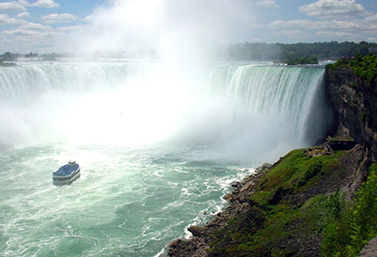 Les chutes du Niagara telles que vues par les touristes depuis la ville de Niagara Falls, du côté canadien de la frontière. (CBC)