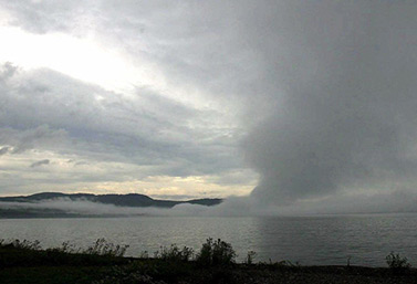 Un écran de brume se lève sur le lac Supérieur, un des cinq Grands Lacs canadiens. (Canadian Press)