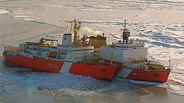 À l’avant-plan, le brise-glace canadien NGCC S. Louis St-Laurent rejoint le Healy, un navire des garde-côtes américains. (Kelly Hansen)