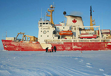 Le brise-glace canadien Amundsen, au cours d’une expédition dans l’Arctique à l'été 2008 (Emily Chung/CBC)