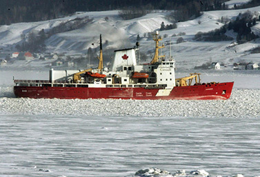 Le brise-glace Amundsen se fraie un passage dans la rivière Saguenay, au Québec, à une température de -30 oC. (Jacques Boissinot/Canadian Press)