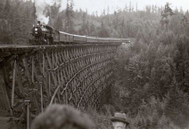 Un train à vapeur circulant au-dessus d’un pont en bois géant à la fin du XIXe siècle, en Colombie-Britannique (Bibliothèque et Archives Canada)