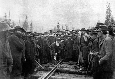 Le 7 novembre 1885 se tient dans les Rocheuses la cérémonie du clouage du dernier rail du chemin de fer transcanadien. (Bibliothèque et Archives Canada)