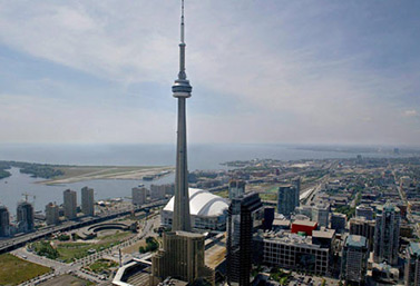 La tour CN a ouvert ses portes au public le 26 juin 1976. Chaque année, 2 millions de touristes prennent ses ascenseurs vitrés pour atteindre, 342 m plus haut, la Nacelle, où se trouvent de vastes terrasses panoramiques et le restaurant tournant le plus haut du monde. (Kevin Frayer/Canadian Press)