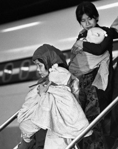 نساء فيتناميات لاجئات يحملن أولادهن خارج طائرة في مطار دورفال في 26 نوفمبر تشرين الثاني 1978 الصحافة الكندية/جون غودّار