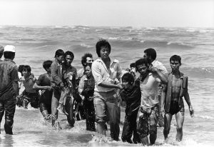 Une photo prise dans les années 1970 montre un groupe des réfugiés (162 personnes) sont arrivés sur un petit bateau qui a coulé à quelques mètres de la rive en Malaisie.