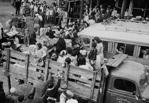 Des Canadiens d’origine japonaise sont transportés vers des camps de détention de l’intérieur de la Colombie-Britannique, en 1942. Credit: Tak Toyota / Library and Archives Canada / C-046350 Restrictions on use: Nil 