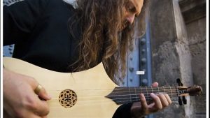Efrén López toca el rubab © Gisela M.