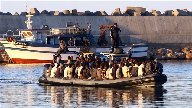 108 migrants africains subsahariens sont sauvés par la garde-côtière libyenne après que leur bateau gonflable a commencé à couler à 60 kilomètres de la capitale Tripoli le 20 novembre 2014.     Photo : AFP/Getty Image/Mahmud Turkia