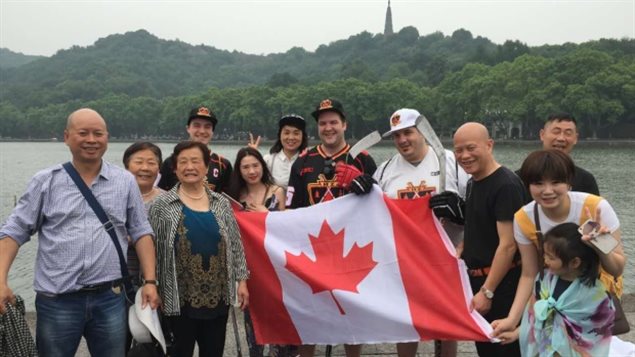 加拿大三小伙在杭州推广冰球