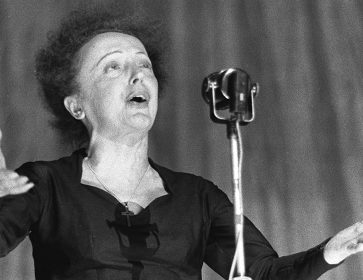 Photo datée du 30 décembre 1960 de la chanteuse Edith Piaf sur la scène de l'Olympia lors d'un récital. AFP/STF