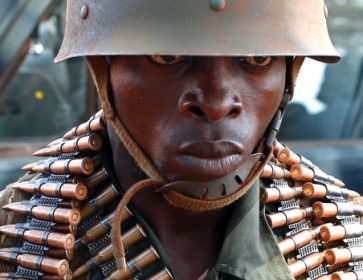 Un soldat en République démocratique du Congo qui monte la garde près d'une caserne dans la ville de Bria. (Goran Tomasevic / Reuters)