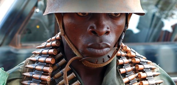 Un soldat en République démocratique du Congo qui monte la garde près d'une caserne dans la ville de Bria. (Goran Tomasevic / Reuters)