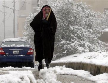 Un réfugié syrien après une tempête de neige Photo : AFP/KHALIL MAZRAAWI