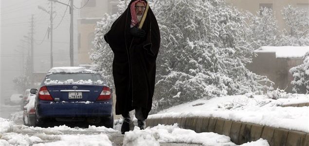 Un réfugié syrien après une tempête de neige Photo : AFP/KHALIL MAZRAAWI